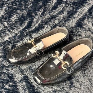 DeYoshopin Shiny Black Loafers with Gold Accent